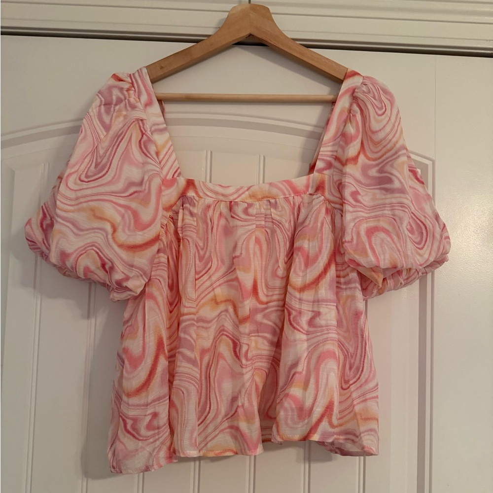 Moon River Anthropologie Medium Pink Marble Peasant Top with Puff Sleeves Retro